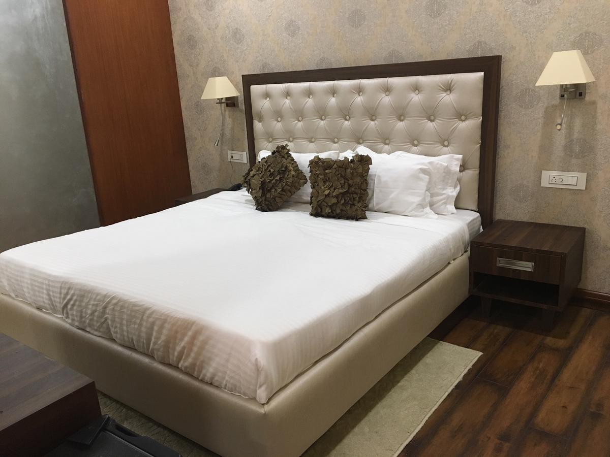 Hotel Anand Renaissance Firozpur Esterno foto