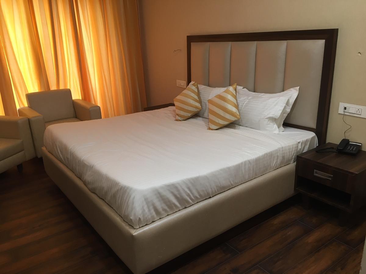 Hotel Anand Renaissance Firozpur Esterno foto